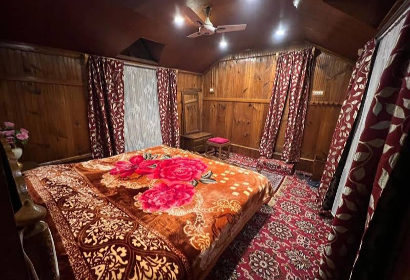 Houseboat wild Rose (srinagar)